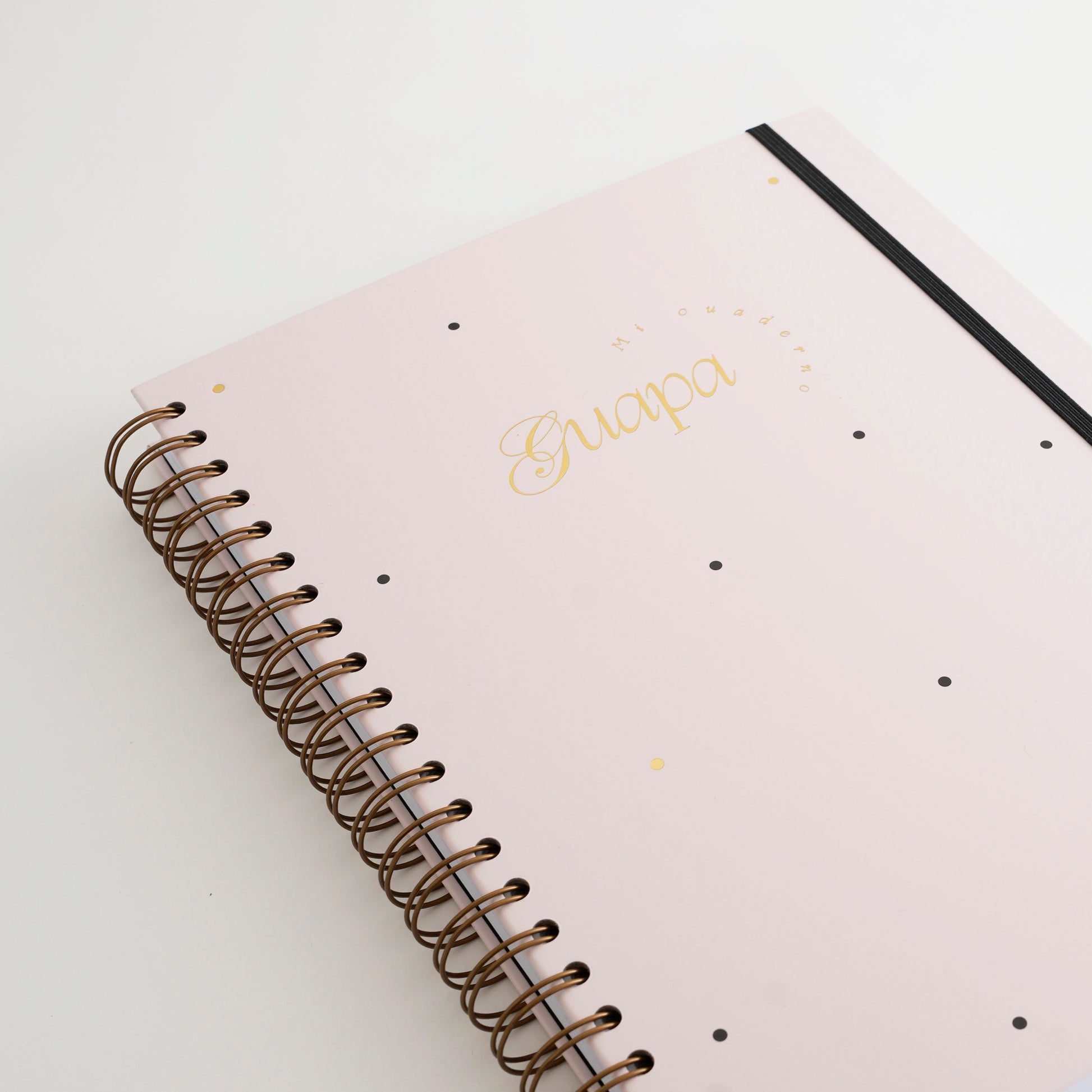 Cuaderno Guapa Grande en color rosa es una hermosa opción que puedes emplear para cualquier propósito que desees, ya sea escritura o dibujo.