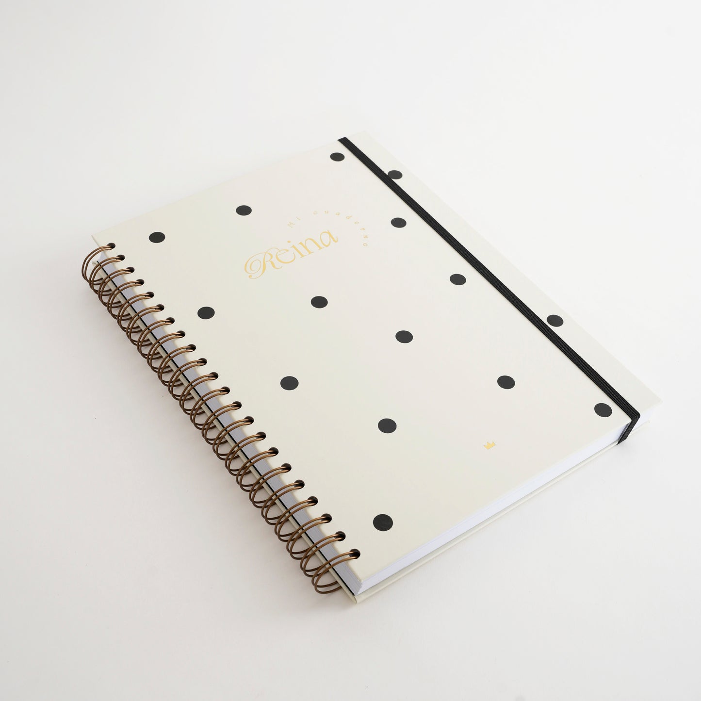 Cuaderno Reina Grande en color beige es una hermosa opción que puedes emplear para cualquier propósito que desees, ya sea escritura o dibujo. Tiene impreso en el interior unos puntos sutiles, con una separación de 5mm, para que puedas anotar tus pensamientos, hacerlo tu diario personal y emplearlo para tus tareas.