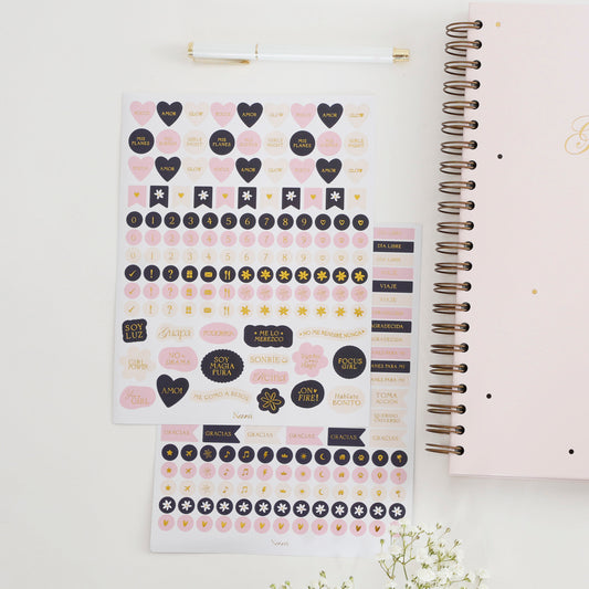 Estos sets de stickers fueron hechos para alegrar aún más tu rutina diaria, son pegatinas lindas, útiles y perfectas para decorar.  Esta combinación de lindas y funcionales pegatinas será perfecta para resaltar tus tareas en el Planner, Journal e incluso para decorar tus cuadernos.  ¡Pégalos todos y haz tus días más hermosos!