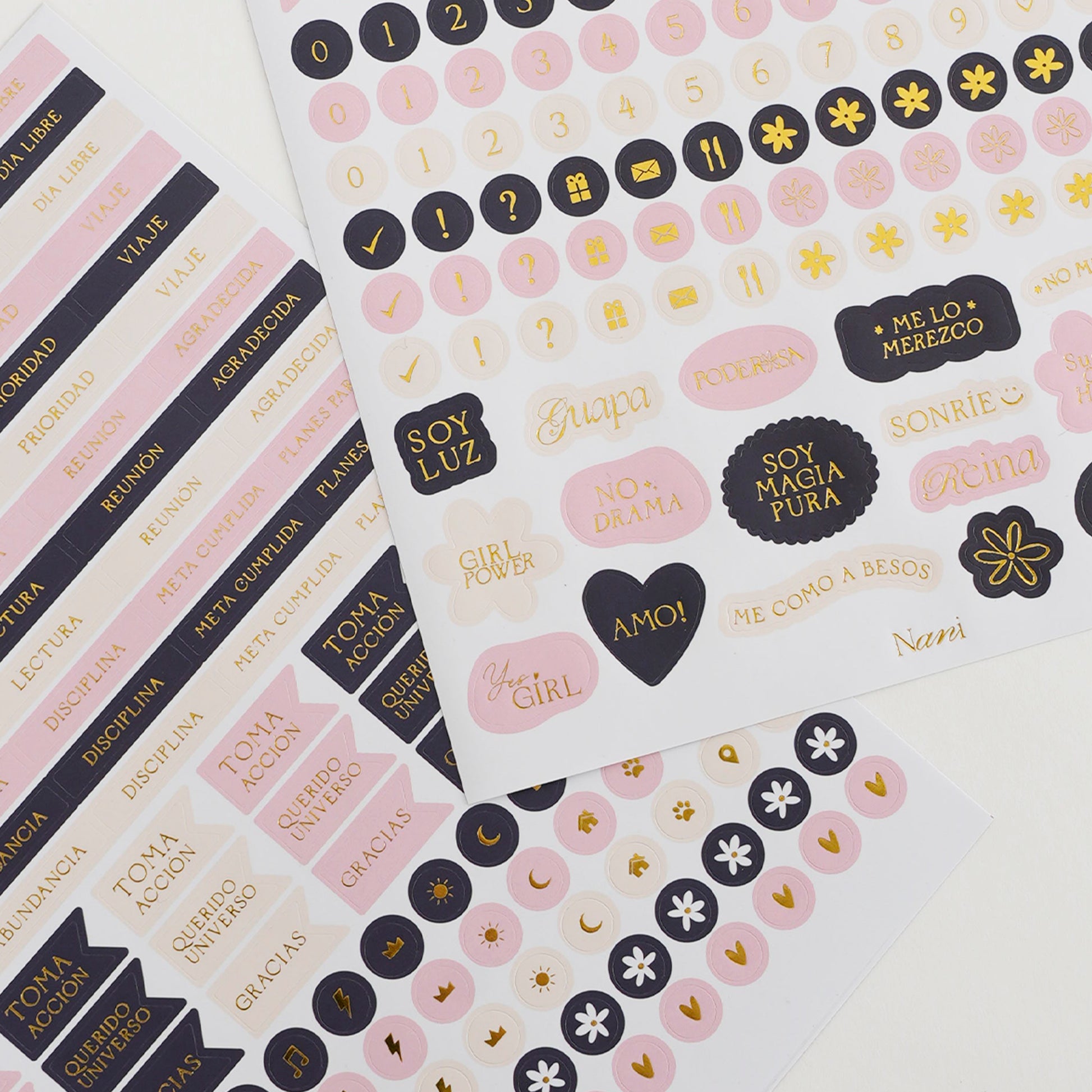 Estos sets de stickers fueron hechos para alegrar aún más tu rutina diaria, son pegatinas lindas, útiles y perfectas para decorar.  Esta combinación de lindas y funcionales pegatinas será perfecta para resaltar tus tareas en el Planner, Journal e incluso para decorar tus cuadernos.  ¡Pégalos todos y haz tus días más hermosos!